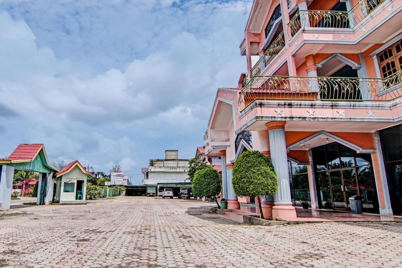 Oyo 92551 Netra Hotel Ujunbatu Bagian luar foto