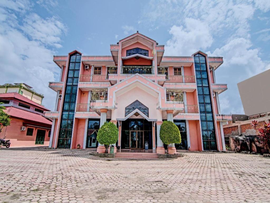 Oyo 92551 Netra Hotel Ujunbatu Bagian luar foto