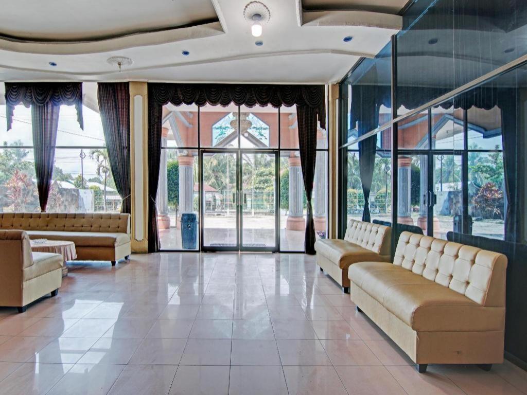 Oyo 92551 Netra Hotel Ujunbatu Bagian luar foto